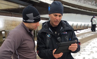 Avec sa tablette, Scott Novack, supervise les performances de l'équipe américaine de bobsled et de skeleton.